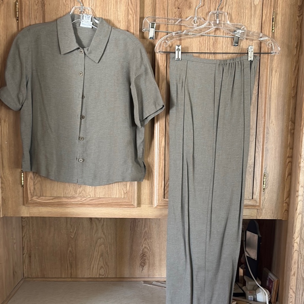 Chic Gray Pantsuit with Relaxed Fit and High-Waisted Design
